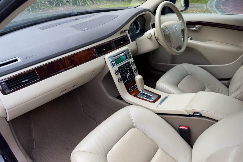 Car Image 16